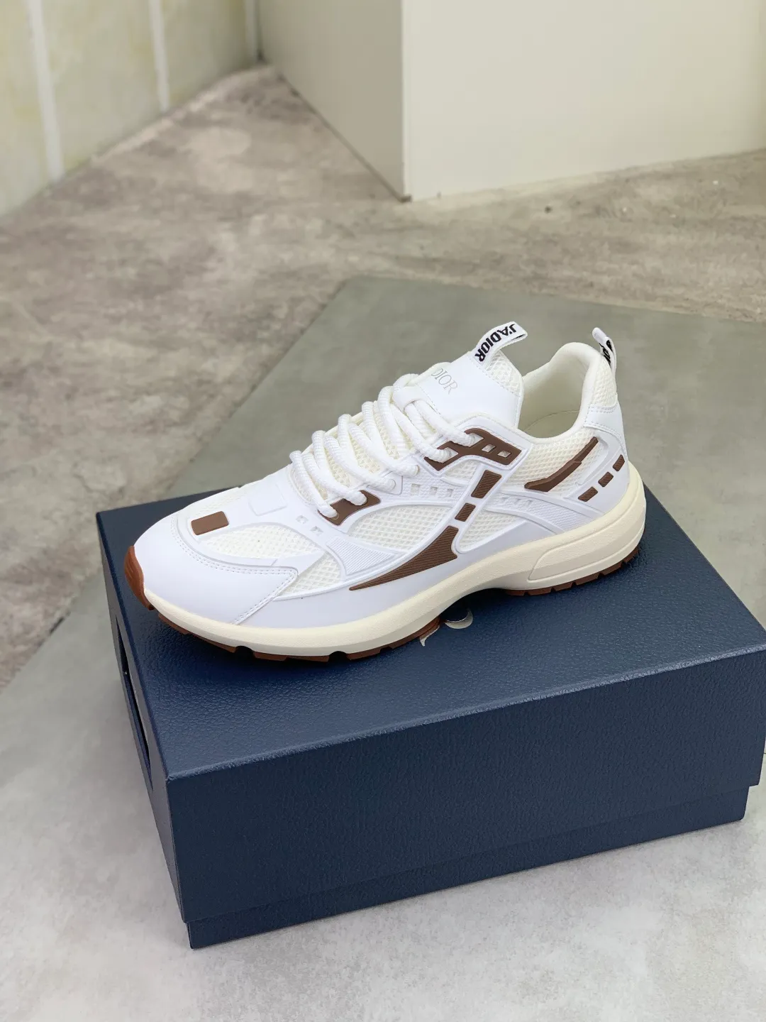 Men's Men's Shoes P600💰💎💎💎Top quality DIOR men's low-top sneakers series Newly launched this season, this low-top sneaker is one of the flagship styles of the series. Crafted from cowhide leather uppers combined with mesh and white technical fabric, it's finished with reflective graphic logos. Featuring logos on the heel and tongue, the extra-light sculpted rubber sole with signature embellishments enhances style, and internal stretch details create an ideal comfort fit that pairs well with a variety of casual looks. Shows fashionable and modern sports style Size:39-45 (38 46 customized)